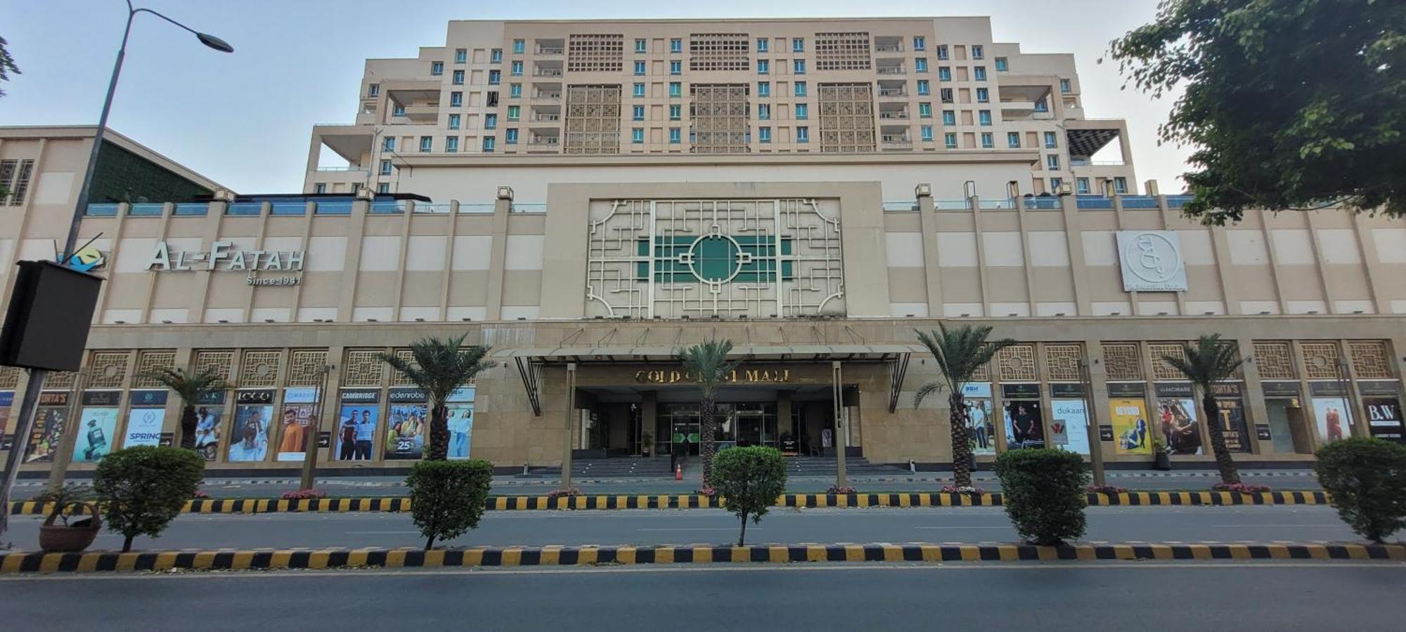 Goldcrest Luxury Apartments Лахор Екстериор снимка