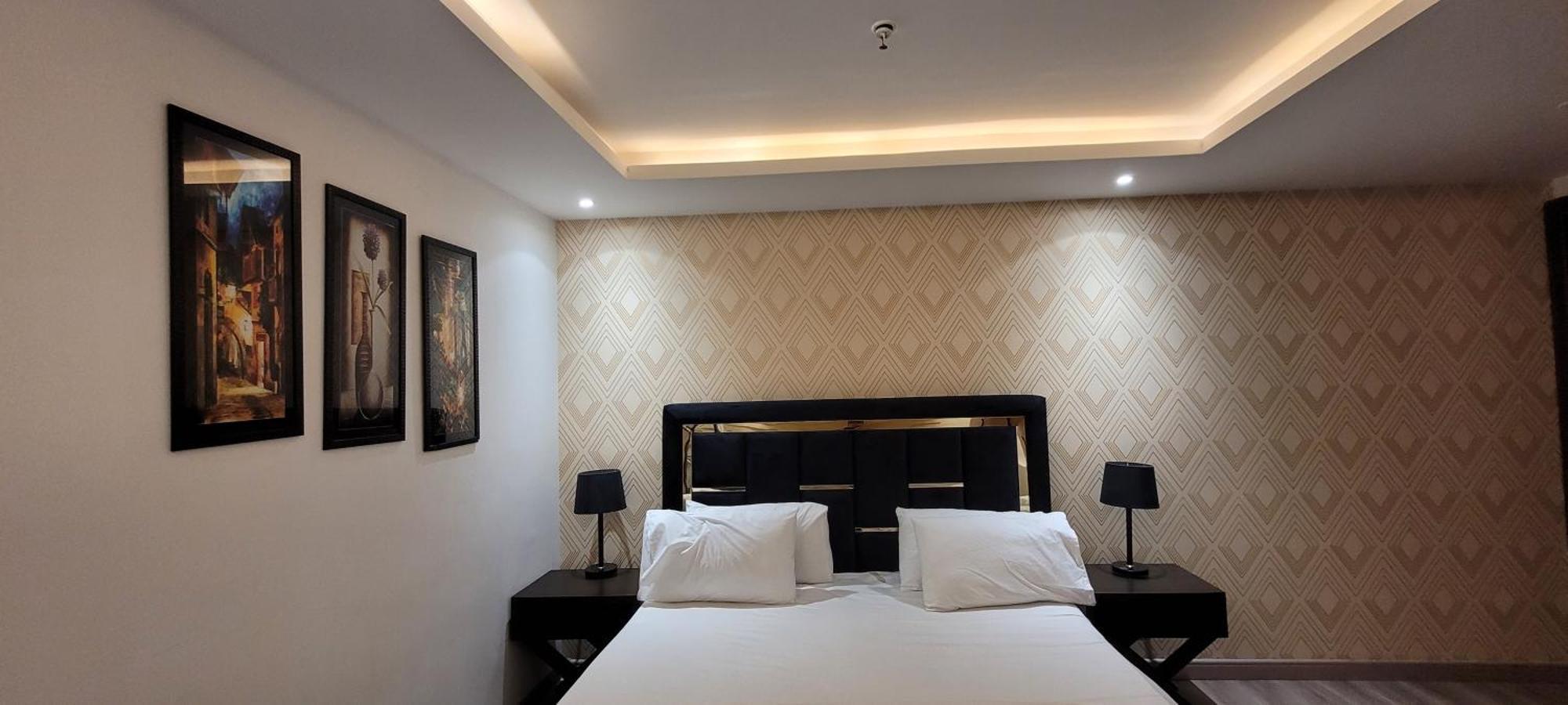 Goldcrest Luxury Apartments Лахор Екстериор снимка