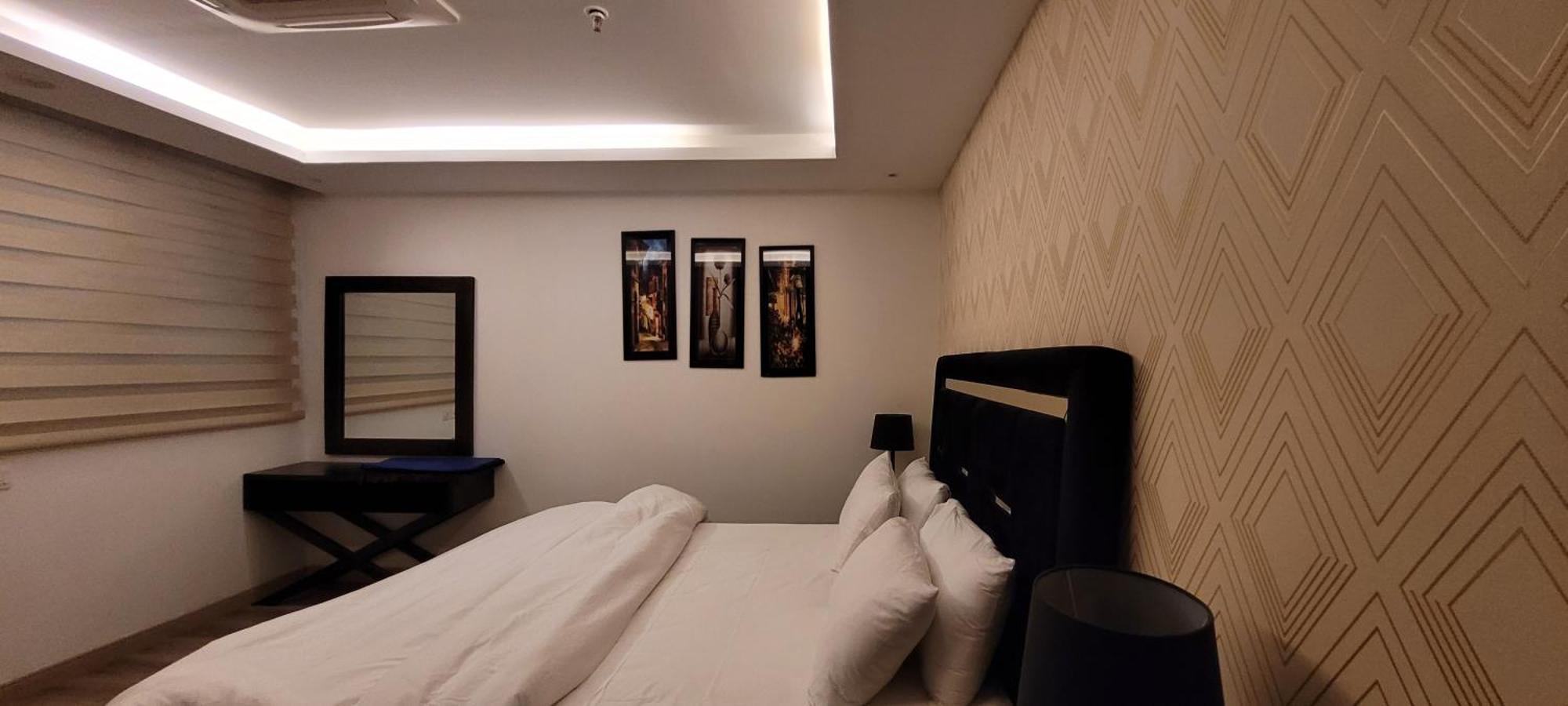 Goldcrest Luxury Apartments Лахор Екстериор снимка