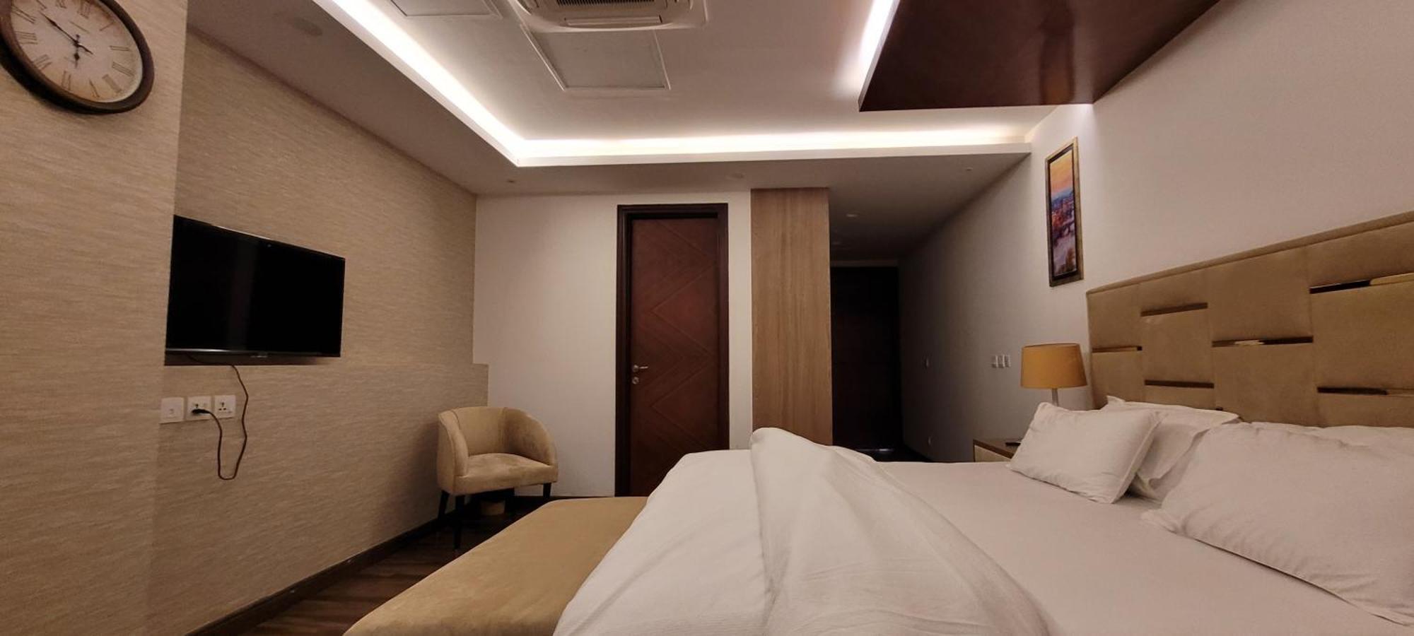 Goldcrest Luxury Apartments Лахор Екстериор снимка