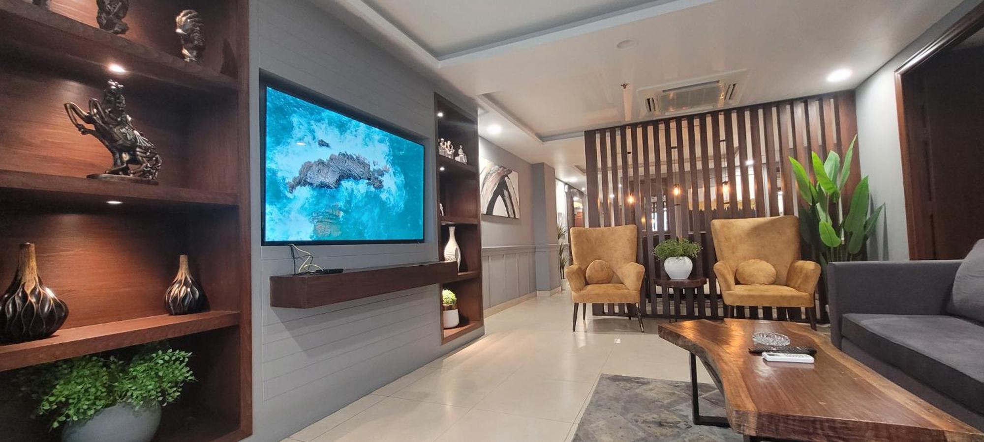 Goldcrest Luxury Apartments Лахор Екстериор снимка