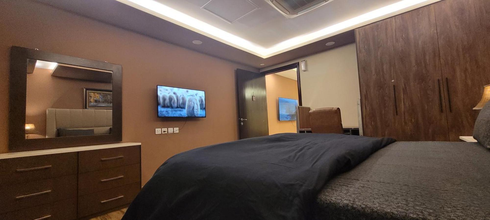 Goldcrest Luxury Apartments Лахор Екстериор снимка